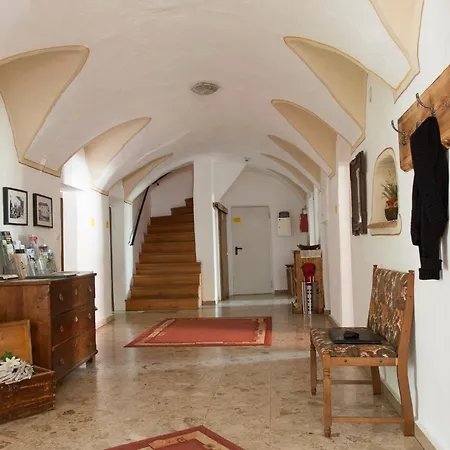 Romedihof Backpacker Hostel *